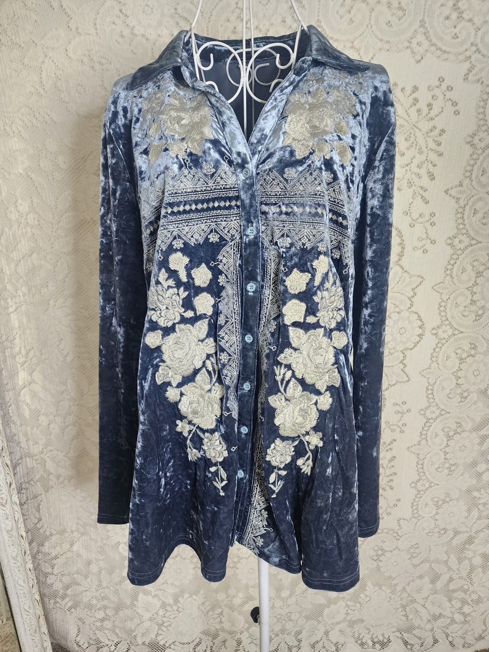 ANDREE BY UNIT Blue Velvet Embroidered Button-Down Shirt